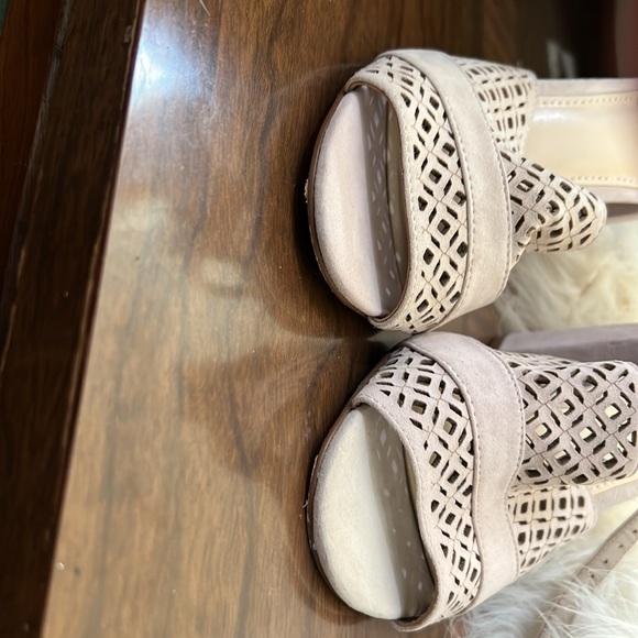 Vince Camuto Suede Cream Chunky Heel - Picture 8 of 9